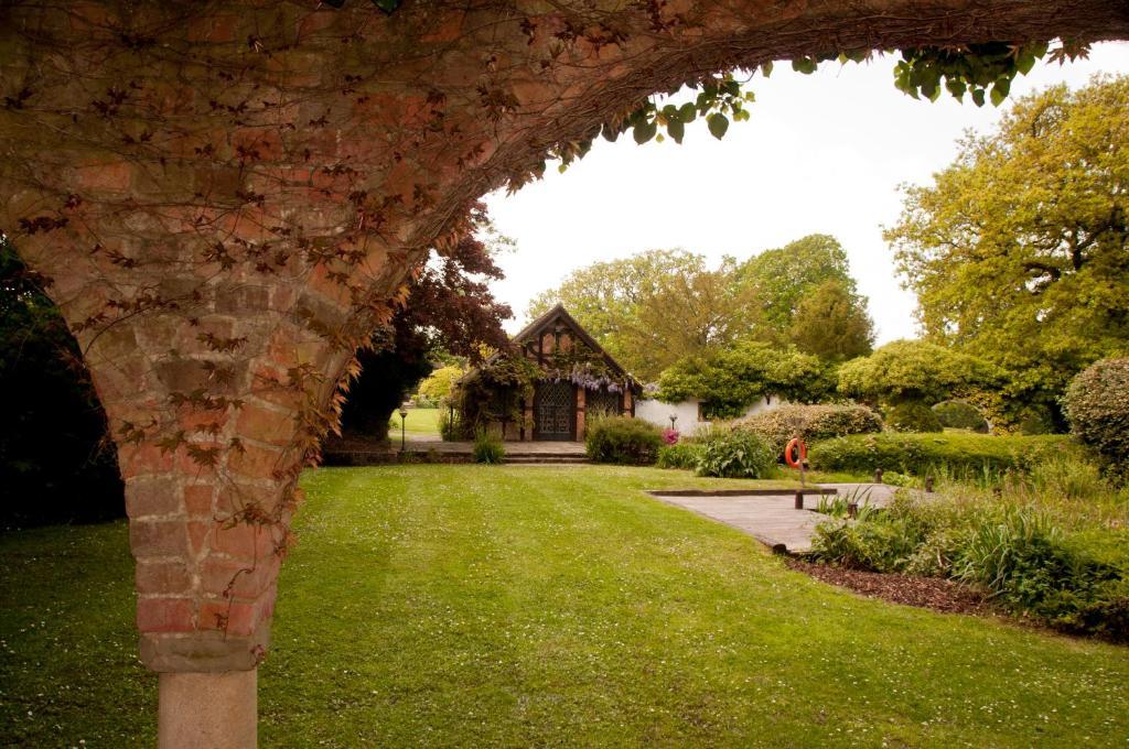 Ghyll Manor Country Hotel Horsham Esterno foto